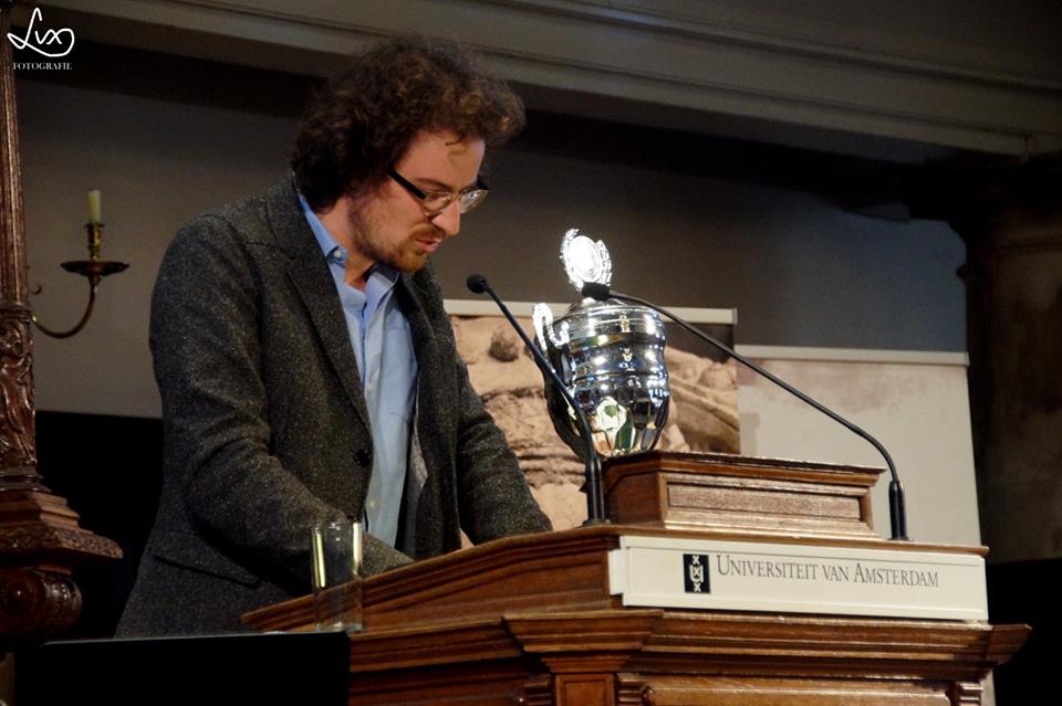 Namens Dr. Inger Kuin nam Raphael Hunsucker de prijs in ontvangst.